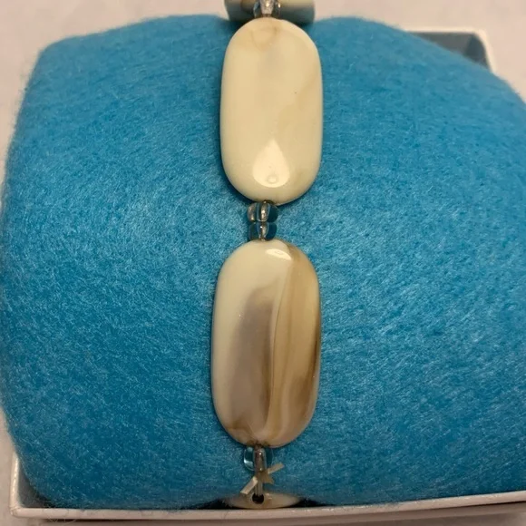 2/$13 Shell bracelet - Picture 2 of 6